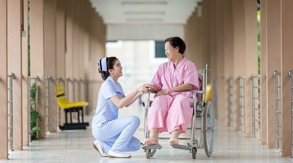 В Англии медсестру уволили за навязывание веры пациентам