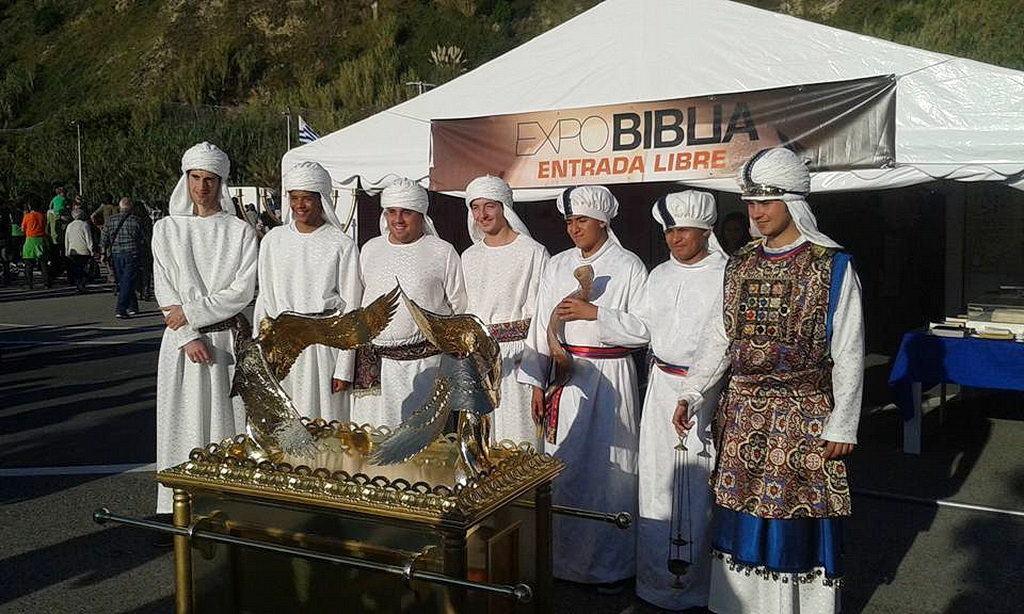 Притягивающая толпы людей как магнит, выставка Библия Экспо вдохновляет членов церкви в Испании для миссии