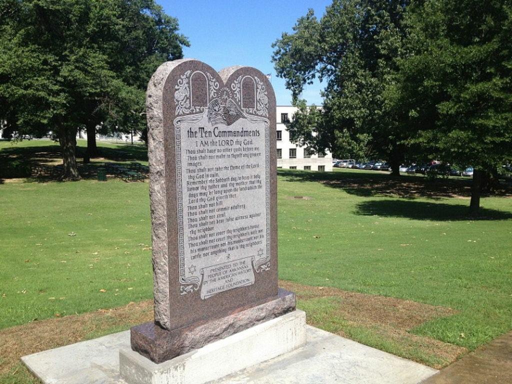 В Арканзасе атеист протаранил памятник 10 Заповедям во имя американских свобод