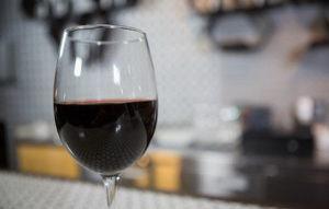 Канадские ученые развеяли миф о пользе одного бокала вина в день