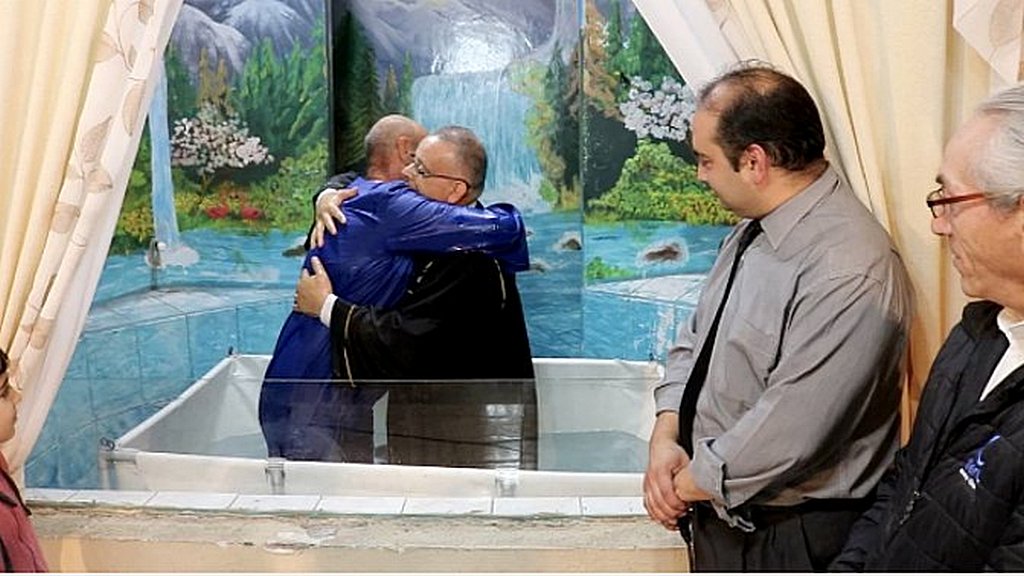 Мужчина принял крещение после того, как нашел среди мусора DVD «Конфликт Веков»