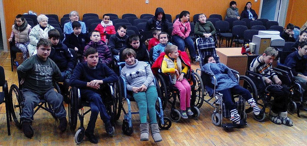В Днепропетровском интернате для детей с ДЦП адвентисты провели инструментальный концерт