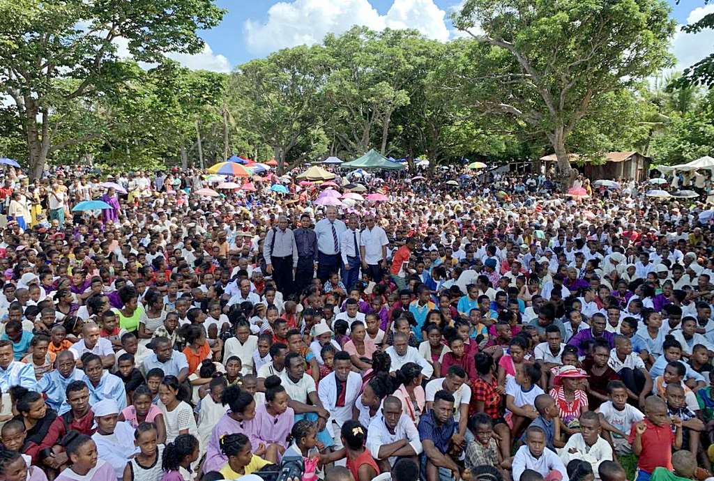1516 человек были крещены адвентистскими служителями за один день на Мадагаскаре