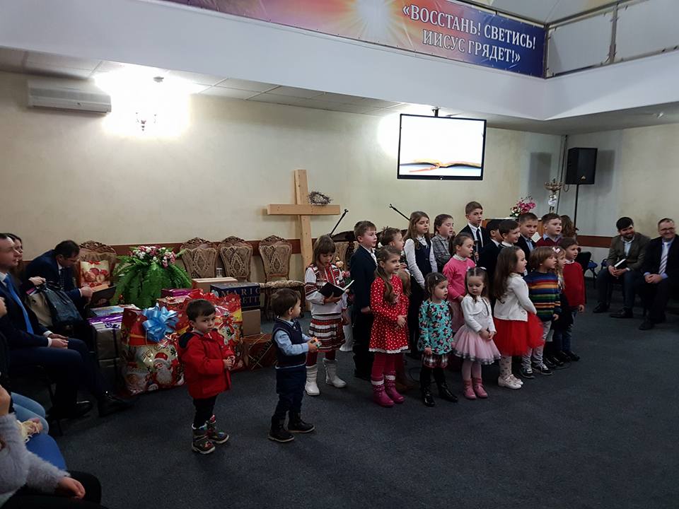 В Кишиневе дети дарили подарки детям