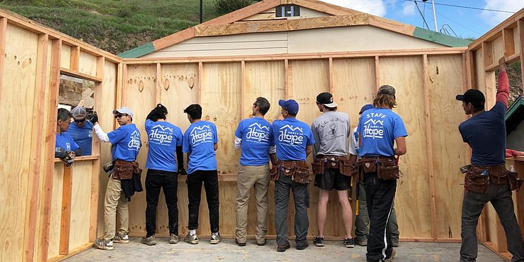Миссионерская группа из Америки строит дом на мексиканской границе