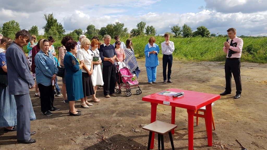 Два человека были крещены в Славянске