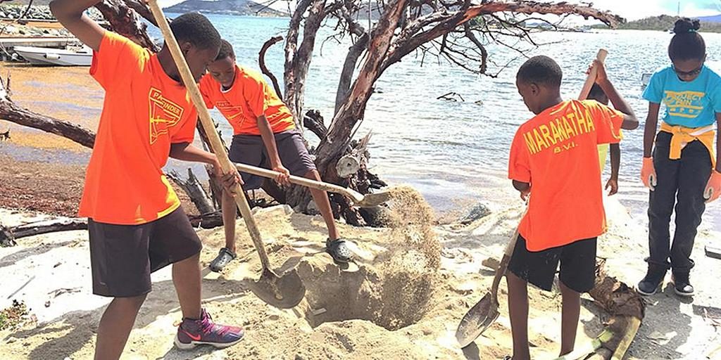 Адвентисты сажают кокосовые пальмы, чтобы украсить пляжи, пострадавшие от урагана