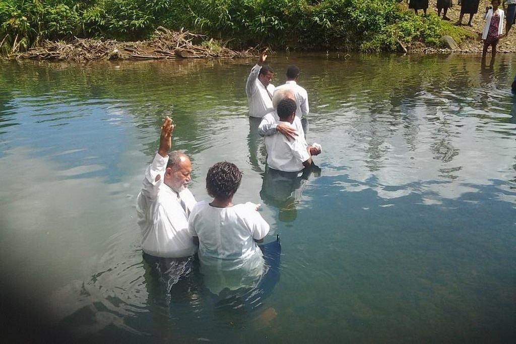 36 человек принимают Христа в первом крещении на Фиджи после смертельного шторма Уинстон