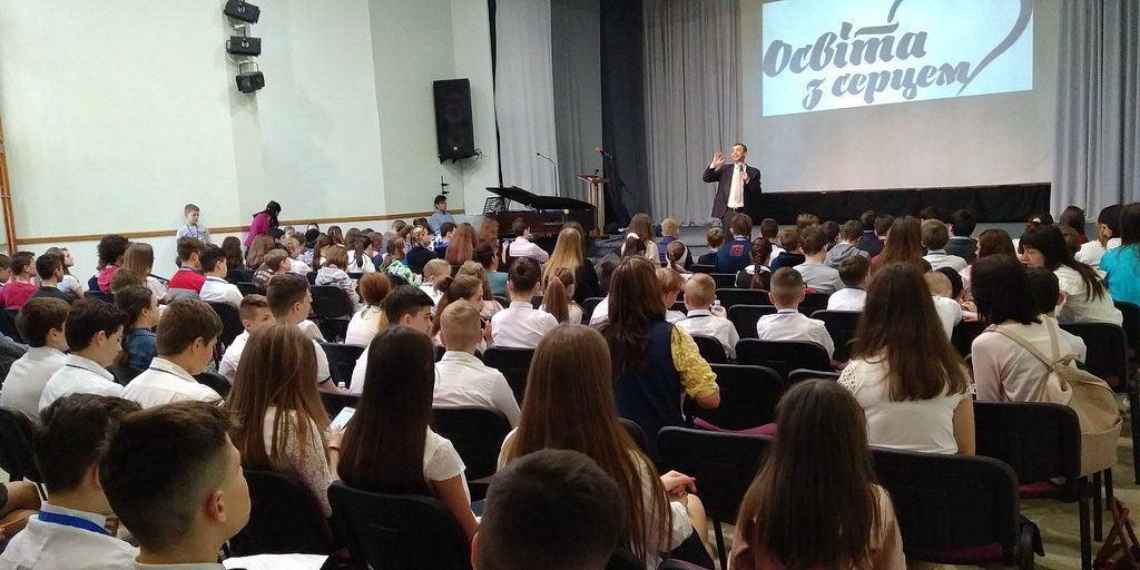 На территории УГИ ученики соревновались в знании школьных предметов