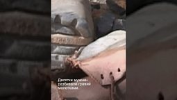 Тяжёлая работа: как добывают гравий вручную